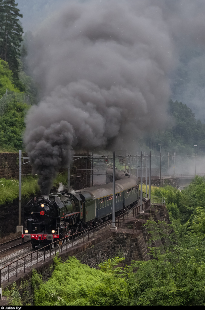 Dampflok-Spektakel am Gotthard - das offiziell letzte Mal Dampf an der Gotthard-Bergstrecke. Am 27. Juni 2015 fuhren die 141 R 1244, die 01 202, und die 01 150 ins Tessin. Ab Erstfeld bespannte die 141 R 1244 den Deutschen Zug der IGE. Auf der Bergfahrt machte die Lok mächtig Dampf, hier zwischen Amsteg und Intschi. Die Lok war einiges lauter als die beiden 01 am vorherigen Zug zusammen!