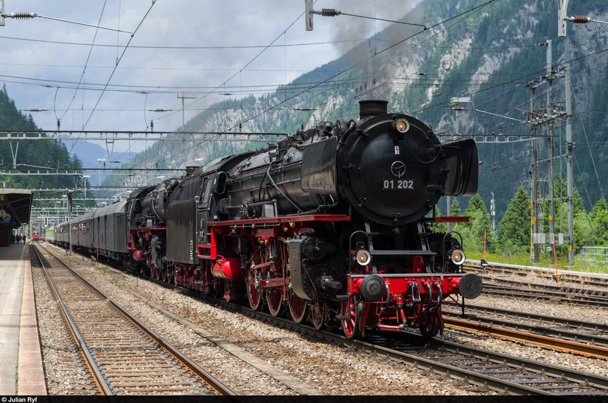 Dampflok-Spektakel am Gotthard - das offiziell letzte Mal Dampf an der Gotthard-Bergstrecke. Am 27. Juni 2015 fuhren die 141 R 1244, die 01 202, und die 01 150 ins Tessin. Der Zug mit 01 202 und 01 150 steht in Göschenen zur Abfahrt bereit. Am Zugschluss wurden zusätzlich die vier Wagen der Associazione Verbano Express angehängt, welche mit ihrer Ae 4/7 am Anlass teilnahm, nachdem die 50 3673 vor ein paar Wochen einen Defekt hatte.