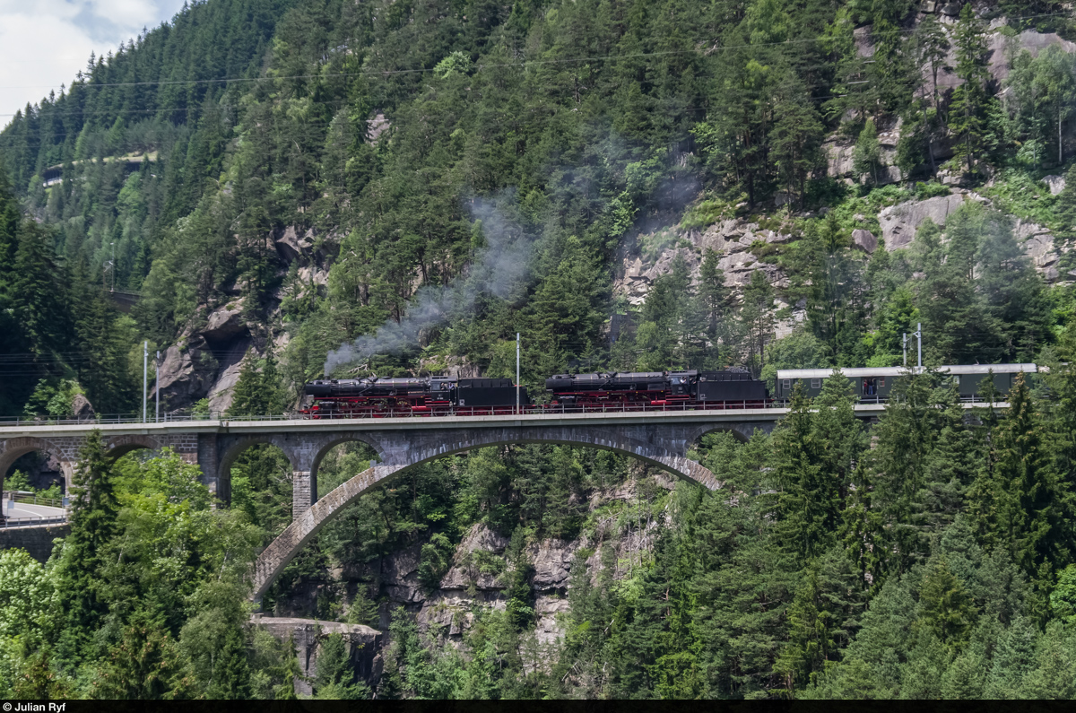 Dampflok-Spektakel am Gotthard - das offiziell letzte Mal Dampf an der Gotthard-Bergstrecke. Rückfahrt aus dem Tessin am 29. Juni 2015. Die 01 202 und die 01 150 ziehen ihren Sonderzug in langsamer Fahrt über die Mittlere Meienreussbrücke in Wassen.