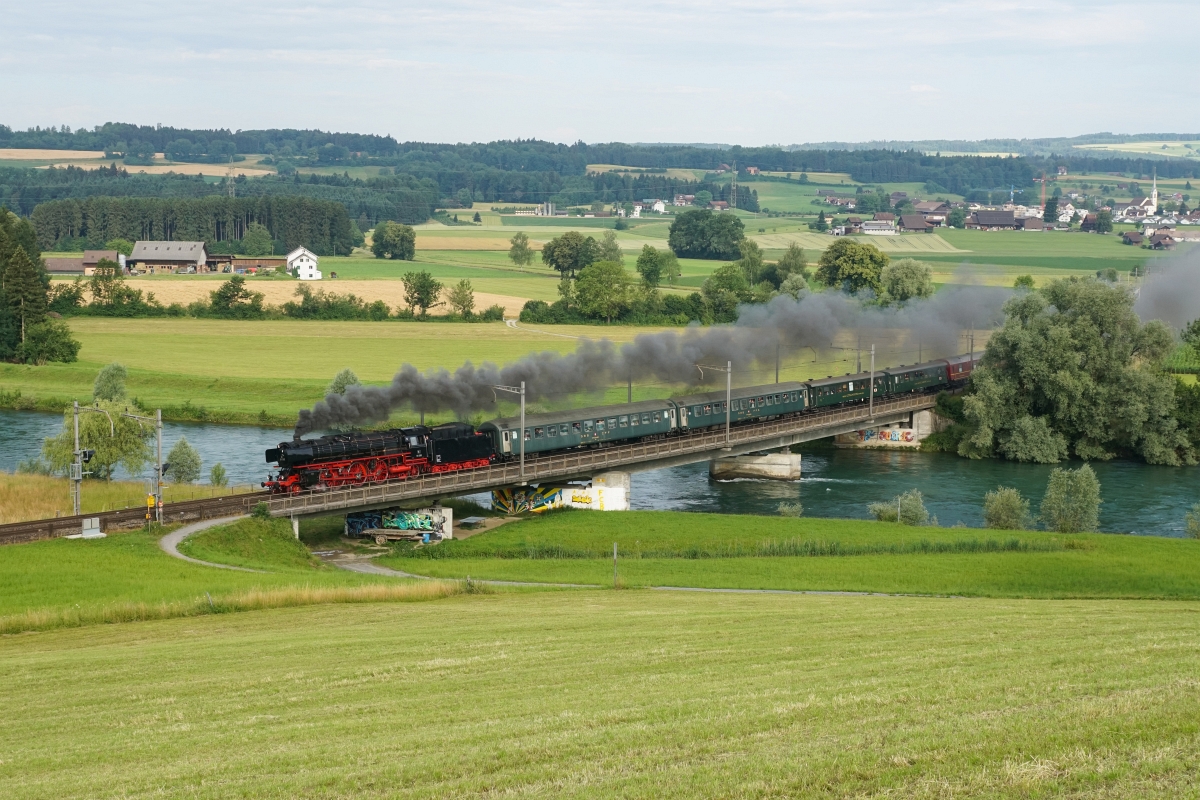 Dampflok-Spektakel am Gotthard: Pacific 01 202 überquert am 27.06.2015 die Reuss bei Oberrüti.