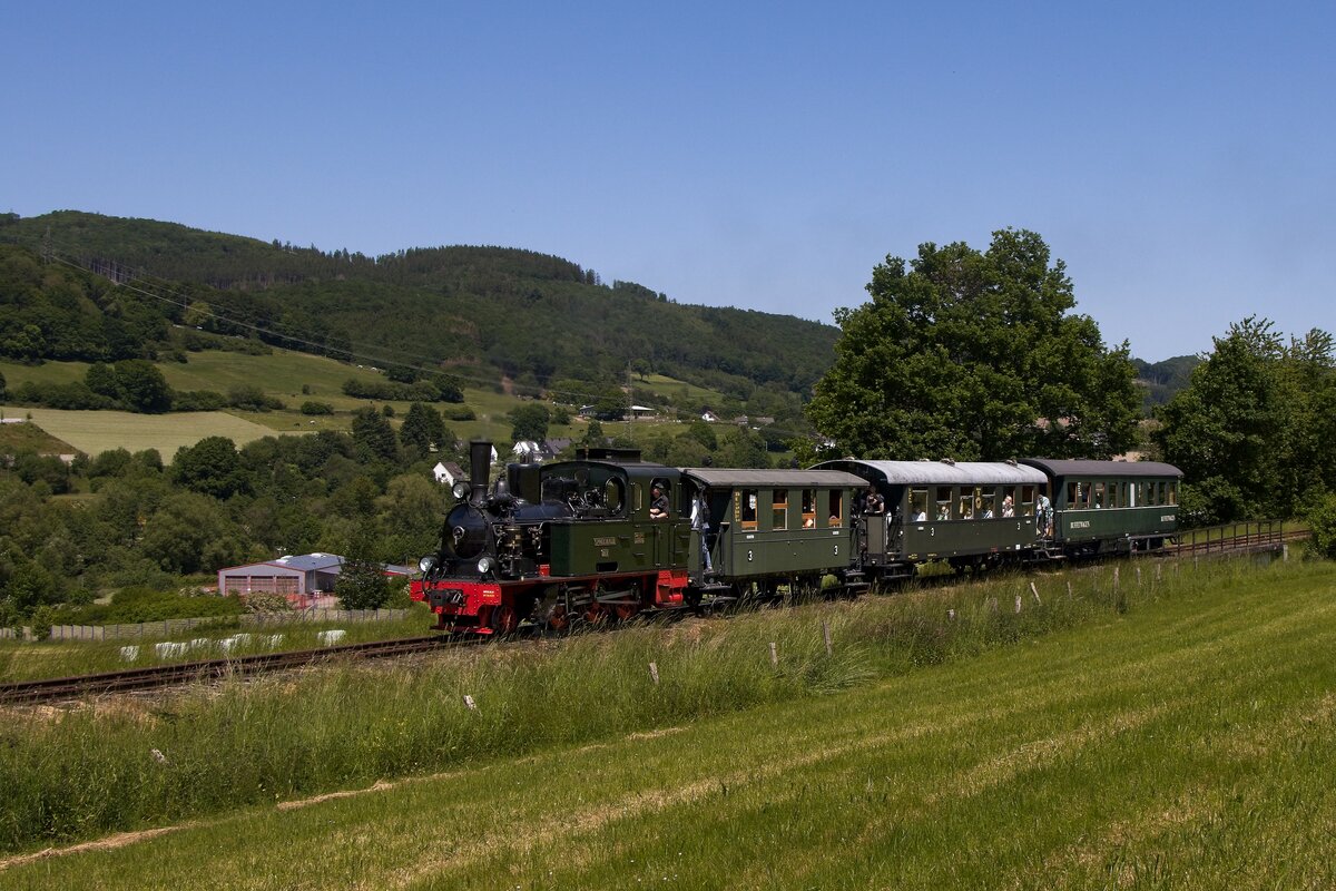 Dampflok  Spreewald  des DEV mit dem Museumszug zum Teddybärentag auf der Sauerländer Kleinbahn in Hüinghausen (04.06.2023)