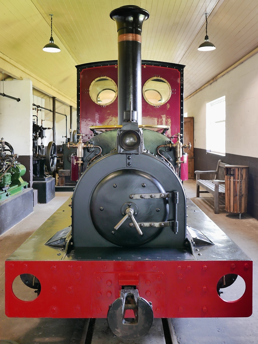 Dampflok  Sybil  im Brecon Mountain Railway Steam Museum in Pontsticill, Wales, 15.9.2016

Diese 040-Tenderlok wurde 1903 von der Hunslet Engine Co. in Leeds mit der Nummer 827 gebaut. Sie arbeitete während ihrer gesamten Betriebszeit in einem Schiefersteinbruch bei Caernarfon in Nord Wales.
1963 wurde sie von der Brecon Mountain Railway gekauft und zog 1980 im ersten Betriebsjahr die ersten Züge mit nur einem Wagen. 2012 wurde sie restauriert.