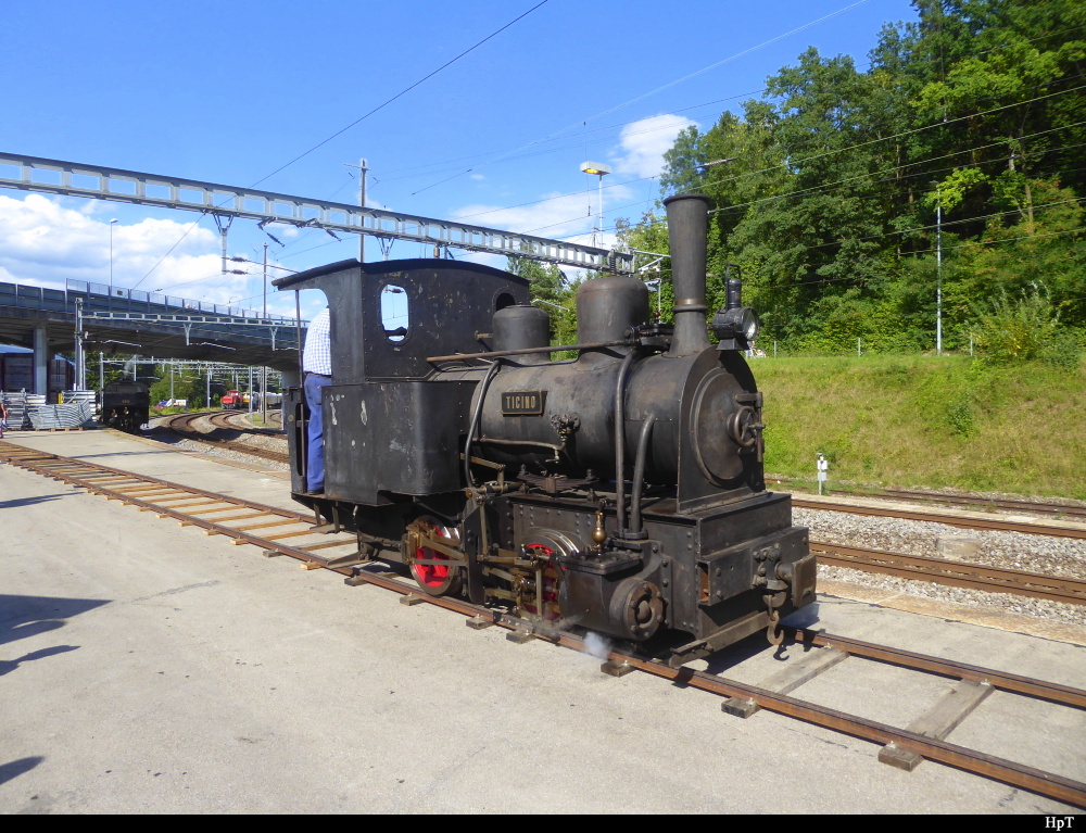 Dampflok TICINO unterwegs im Bahnhofsareal auf eigenen Schmalspur Geleisen anlässlich des Dampflokfestes in Lyss am 10.08.2018