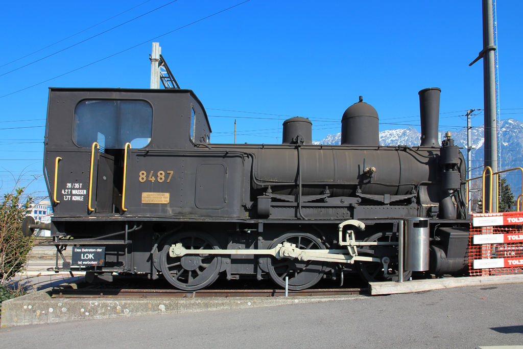 Dampflok Tigerli E 3/3 Nr. 8487 steht auf einem Sockel beim Bahnhof Buchs SG. Aufnahme vom 24. März 2019, 14:51