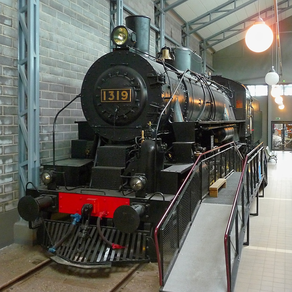 Dampflok der VR-Baureihe Tr2, No.1319 im Finnischen Eisenbahnmuseum in Hyvinkää, 14.4.13

Gebaut im Februar 1947 von der American Locomotive Company (Alco) in Schenectady, NY, als No. 75214
Jeweils 10 Loks dieser Baureihe wurden von Alco und Baldwin für die UdSSR gebaut, aber nie geliefert, und dann von der VR gekauft. Sie waren bis 1969 in Betrieb. Dies ist das einzig erhaltene Exemplar.

Gewicht         166,2 t
Länge           22,0 m
Zugkraft        17780 kp
Geschwindigkeit 65 km/h