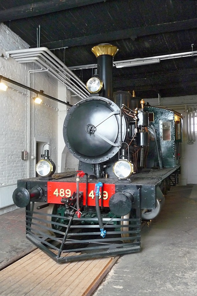 Dampflok der VR-Baureihe Vk3, No.489 im Finnischen Eisenbahnmuseum in Hyvinkää, 14.4.13 

Sieben dieser 2-6-4 Tenderlokomotiven wurde 1906-1909 von Tampella gebaut. Es waren die ersten Loks mit Überhitzer. Nr. 489 war im Lokalverkehr rund um Helsinki bis 1964 im Einsatz 

Gewicht  53,5 t
Länge    11,335 m
Zugkraft 6600 kp
Geschw.  65 km/h
