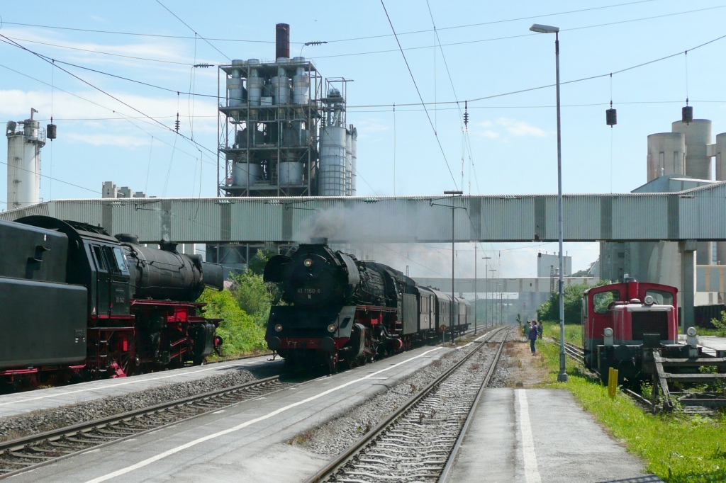 Dampflokbegegnung in Harburg am 6.6.10: Links 23 042 mit der hier endenden Pendelfahrt aus Nördlingen und rechts 41 1150 mit einem Sonderzug von Donauwörth nach Nördlingen.