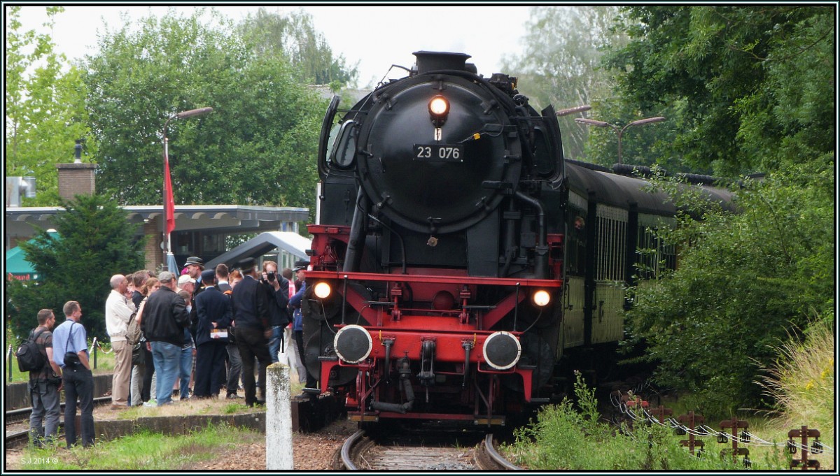 Dampfloknostalgie in Wijlre (Niederlande) am 12.Juli 2014. Die 23 076 zu Gast bei der ZLSM in Süd Limburg, hier zu sehen kurz vor der Abfahrt.