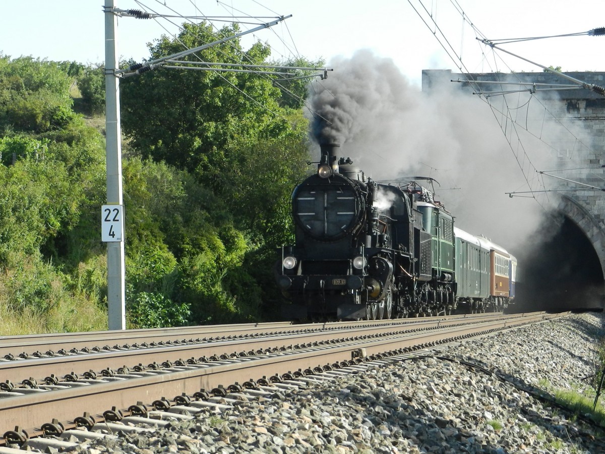 Dampflokomotive 109.13 hat soeben am 7.September 2013 mit einem Sonderzug nach Mürzzuschlag den Südbahn-Tunnel bei Gumpoldskirchen durchfahren.
