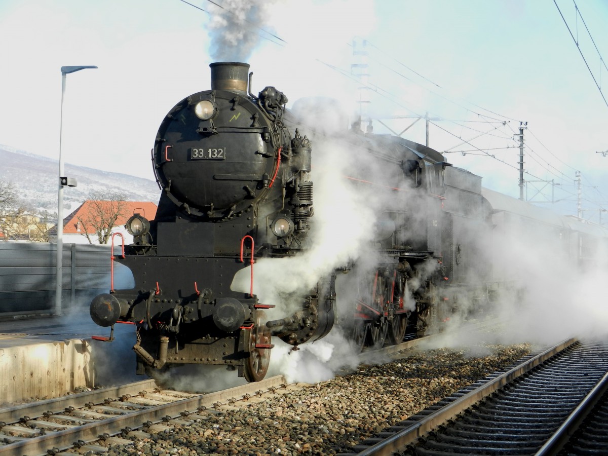 Dampflokomotive 33.132 mit dem B&B-Sonderzug nach Mürzzuschlag bei der Ausfahrt aus dem Bahnhof Baden am 6.Jänner 2015