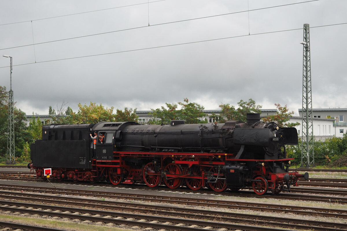 Dampflokomotive 41 018 (Dampflok-Gesellschaft München e.V.) wartet in Neustadt-Böbig auf weitere Dienste während des 175-jährigen Jubiläums der Eisenbahn in der Südpfalz.

Neustadt, der 01.10.2022
