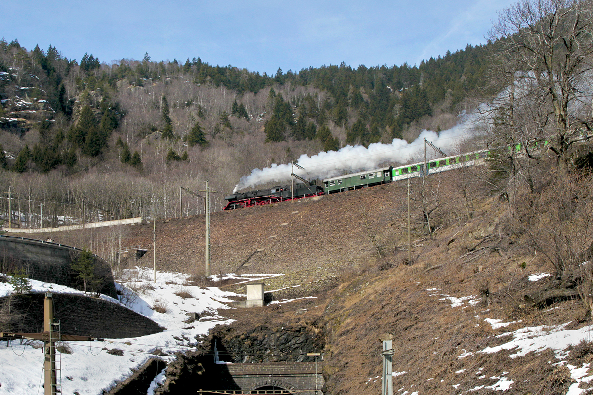 Dampflokomotive 50 3673 fährt mit dem Sonderzug aus Luino nach Sissach den Gotthard hinauf.Bild vom 7.3.2015