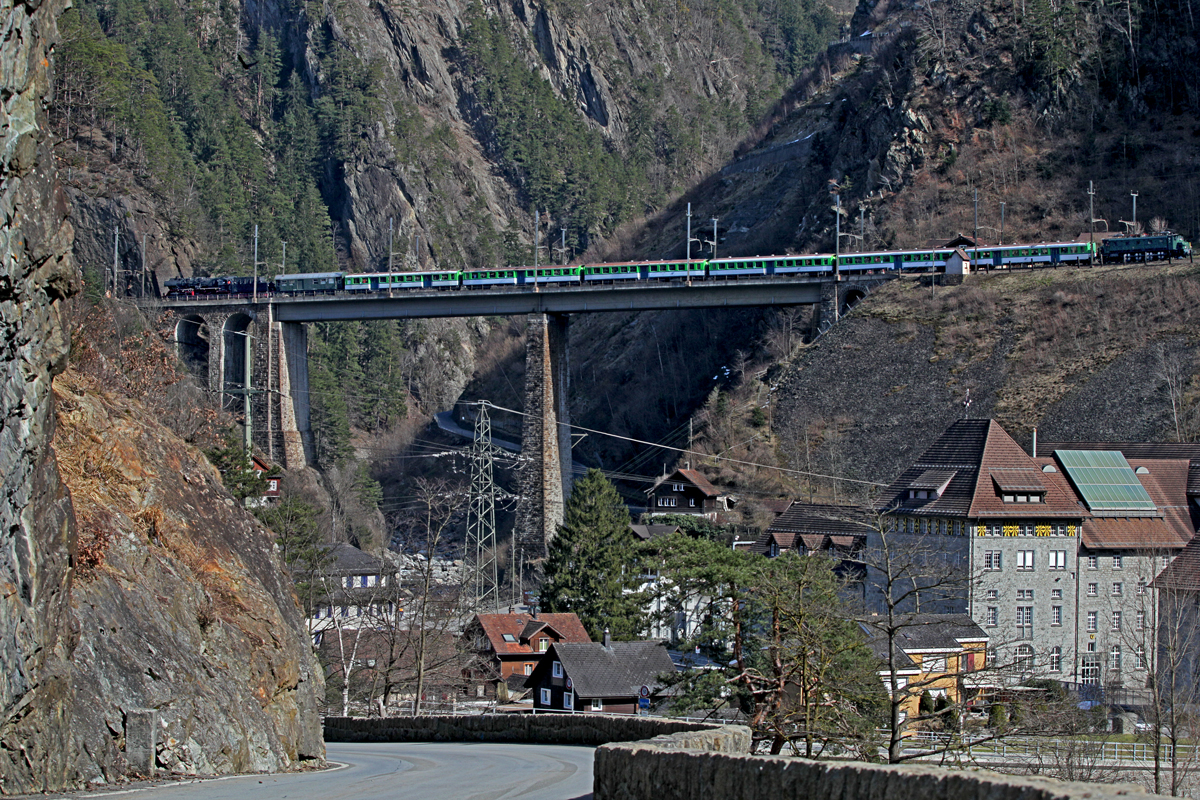 Dampflokomotive 50 3673 ist talwärts unterwegs mit einem Sonderzug auf der Kerstelenbachbrücke,Schublok ist die Ae 4/7 10987. Bild vom 7.3.2015