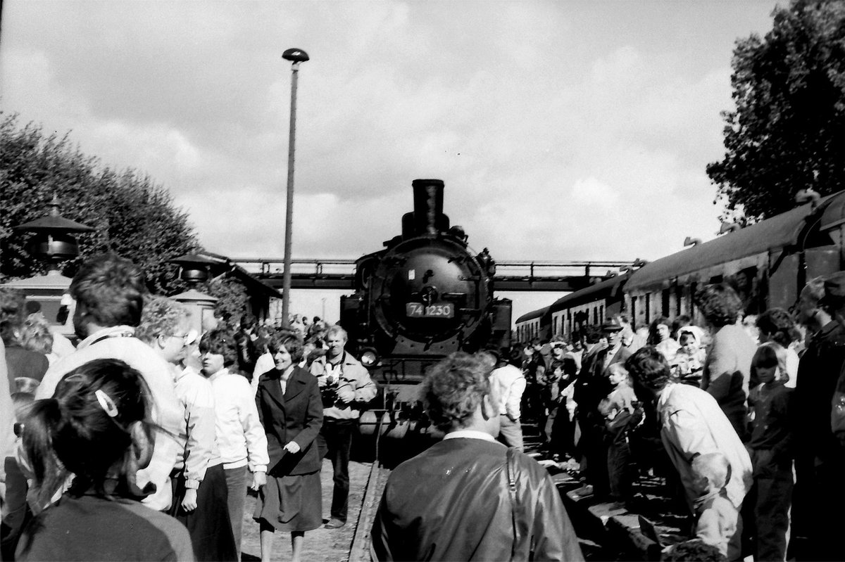Dampflokomotive 74 1230 - Bahnhof Dargun - Datum unbekannt - DIA-Scan (Erbe von Opa) - Vielleicht hat jemand mehr Informationen???