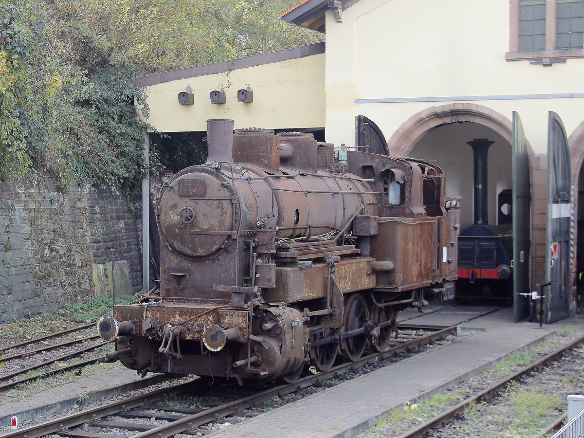 Dampflokomotive bad Xb steht im  Eisenbahnmuseum Neustadt (Weinstrasse) wo sie als Dauerleihgabe an die DGEG irgend wann aufgearbeitet werden soll, gesehen am 20. Oktober 2018.