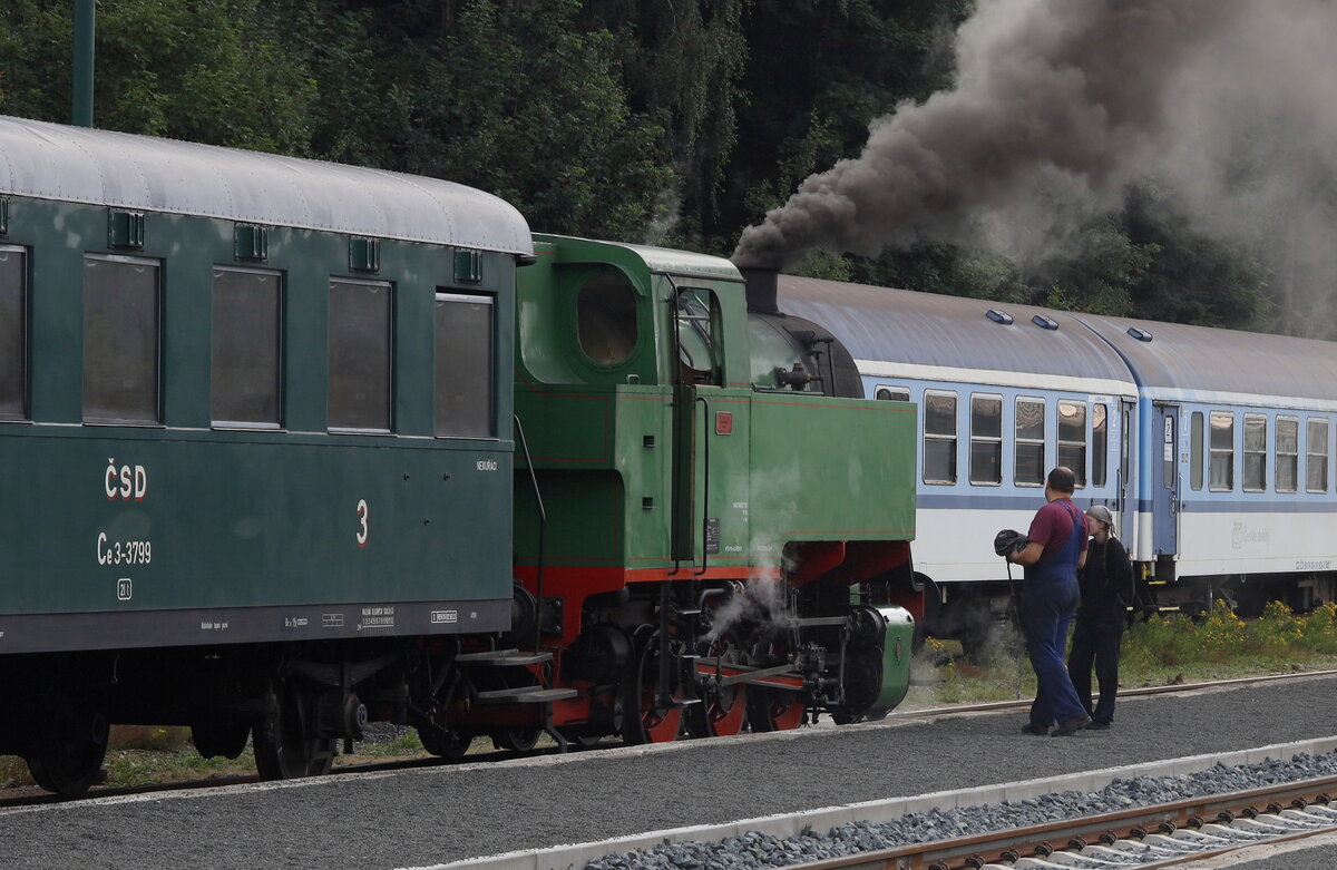 Dampflokomotive vom Typ CS 400
historischer Zug auf der ber�hmten Zubačka, die das Isergebirge mit dem Riesengebirge verbindet
Die Strecke zwischen Kořenov und Harrachov schl�ngelt sich durch eine atemberaubende Berglandschaft . Der Meister und seine Gesellin, ja hier heizt eine Heizerin.
18.07.26  Bahnhof Kořenov