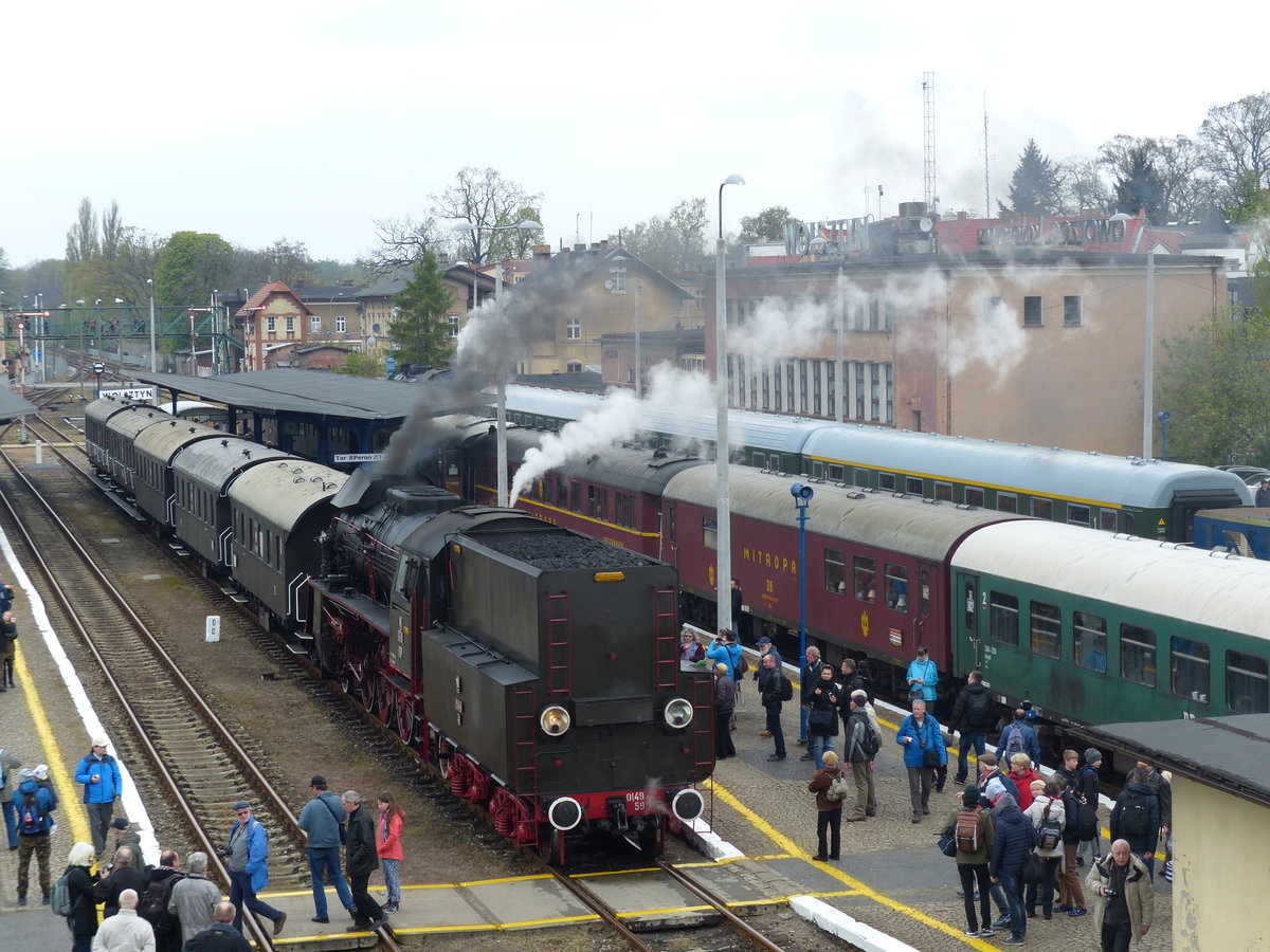 Dampflokparade Wolsztyn 2017. Sehr beliebt sind die meist einstündigen Rundfahrten mit historischen Zügen. Ol49 59 zog polnische Donnerbüchsen. 29.4.2017, Wolsztyn