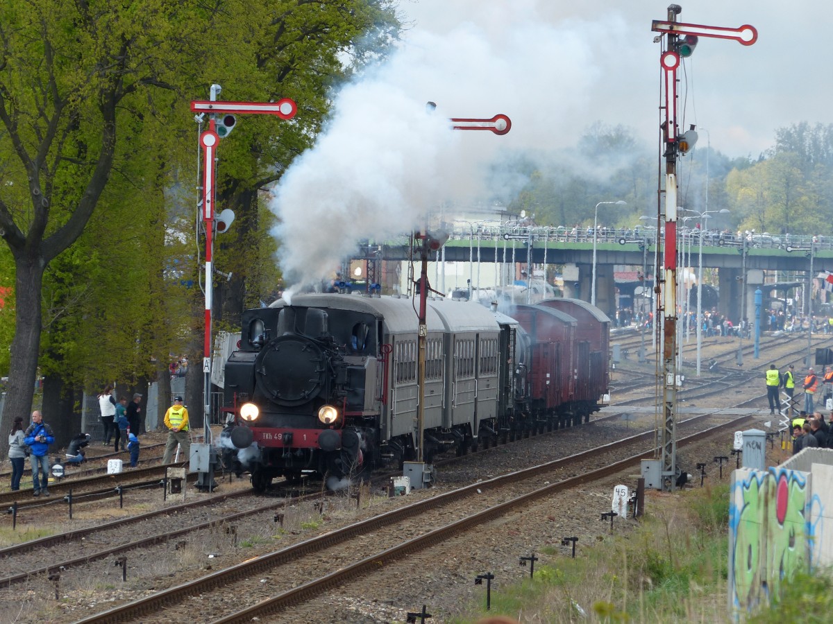 Dampflokparade Wolsztyn (fast) ohne Dampfloks. Als fotogener Ersatz wurden nach der Fahrt der drei Dampfloks zwei Züge präsentiert. Die Gäste kamen zahlreich, aber der Charakter des Festes hat sich verändert und ob es das Fest in 10 Jahren noch geben wird, steht wohl in den Sternen. Tkh49 1 vor historischen Wagen. 2.5.2015, Wolsztyn
