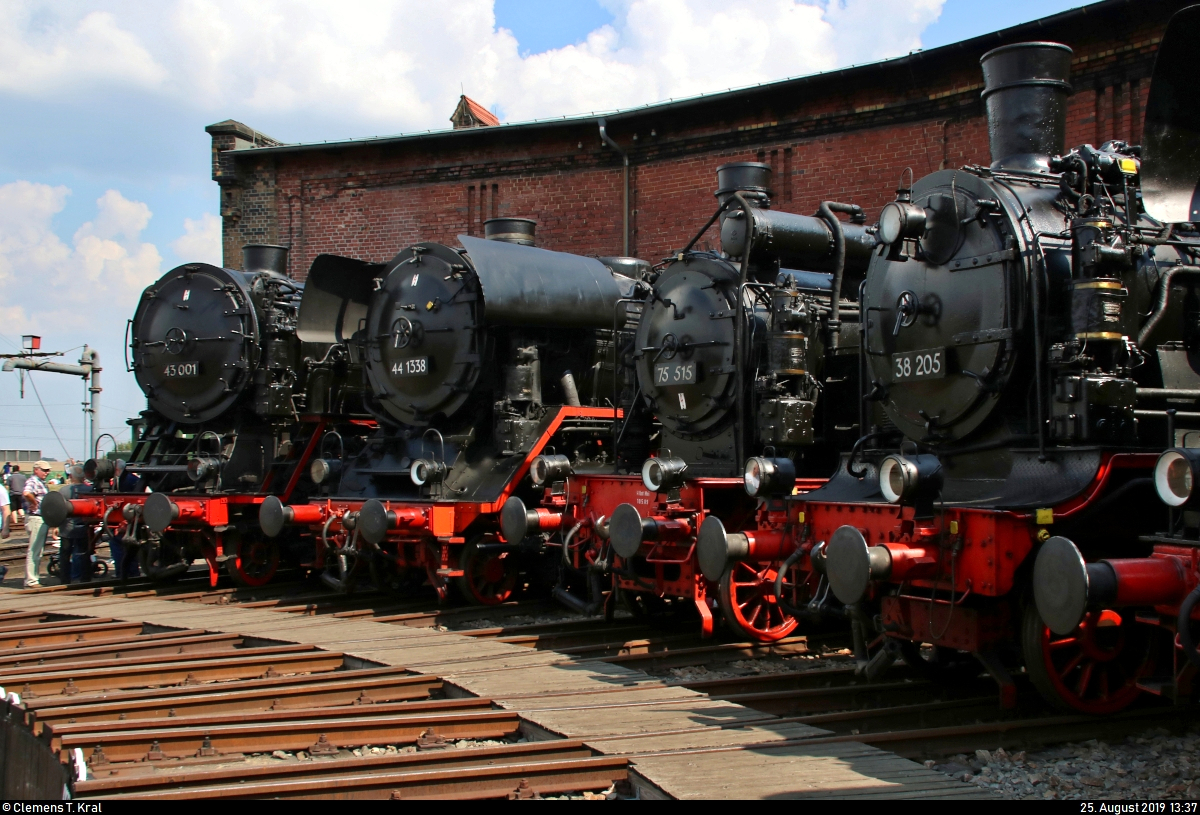 Dampflokparade:
43 001, 44 1338, 75 515 und 38 205 des Sächsischen Eisenbahnmuseum Chemnitz-Hilbersdorf e.V. (SEM) stehen anlässlich des 28. Heizhausfests vor dem östlichen Ringlokschuppen des SEM.
[25.8.2019 | 13:37 Uhr]