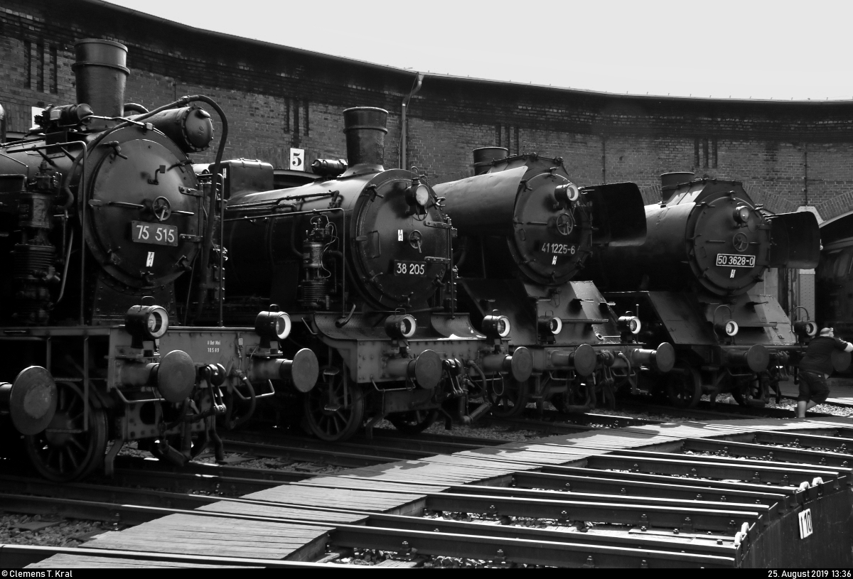 Dampflokparade:
75 515, 38 205, 41 1225-6 und 50 3628-0 des Sächsischen Eisenbahnmuseum Chemnitz-Hilbersdorf e.V. (SEM) stehen anlässlich des 28. Heizhausfests vor dem östlichen Ringlokschuppen des SEM.
[25.8.2019 | 13:36 Uhr]