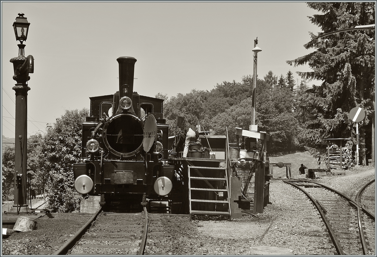 Dampfloks brauchen viel Pflege - hier wird in Chamby die B-C G 3/3 für eine weitere Fahrt  zurecht gemacht.
9. Juni 2014