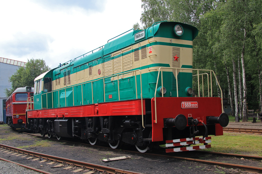 Dampfloktreffen in Luzna u Rakovnika am 20.06.2015, hier im Bild die sechsachsige Diesellokomotive T669 001 die 1963 als Prototyp speziell für den Einsatz in der Sowjetunion gebaut wurde. Auch diese Lok ist betriebsfähig. 