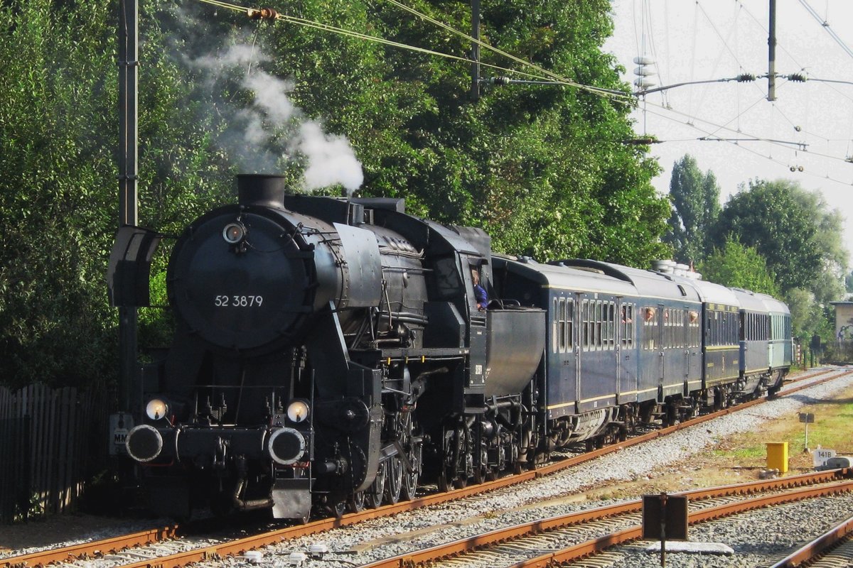 Dampfpendelzug mit 52 3879 der VSM treft am 2 September 2012 in Dieren ein.