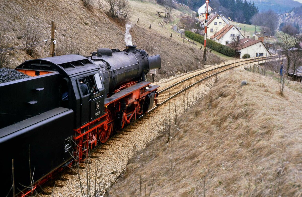 Dampfsonderfahrt mit DB-Lok 23 058 auf der Hohenzollerischen Landesbahn, Ort leider unbekannt.
Datum: 06.04.1985