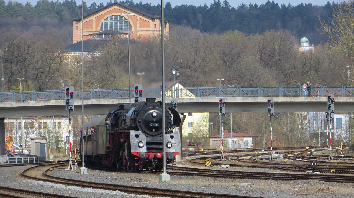 Dampfsonderzug aus Gera einfahrt Gleis 3 Bayreuth Hbf mit 01 519