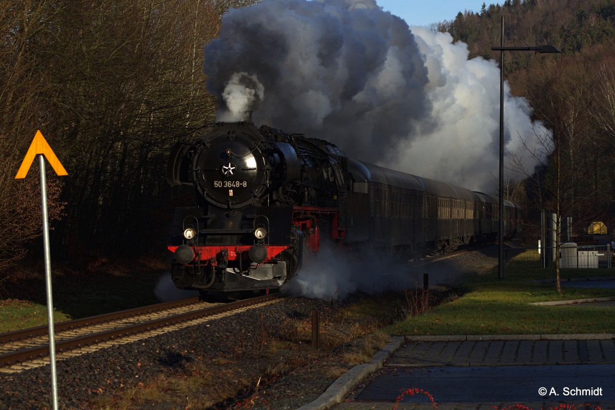  Dampfsonderzug DPE 62201 auf Reise von Chemnitz nach Annaberg-Buchholz. Aufgenommen bei Morgensonne in Erdmannsdorf am 20.12.2015