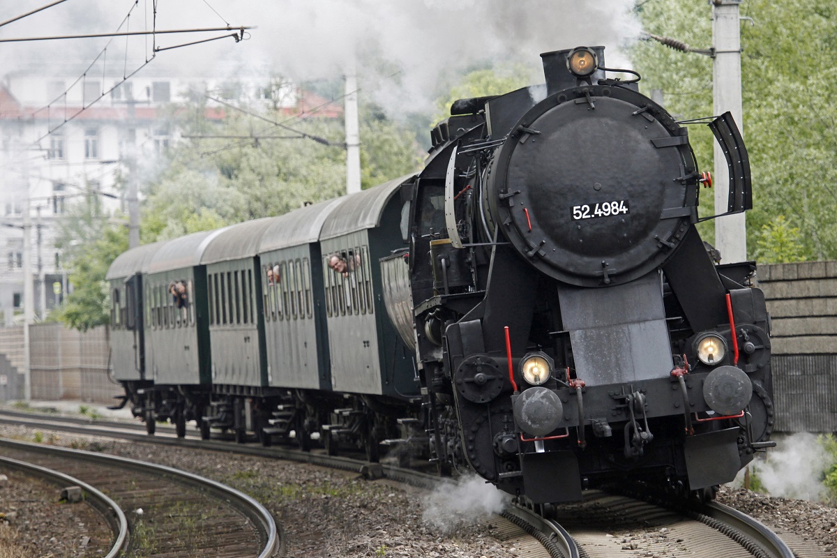 Dampfsonderzug mit 52.4984 in Kapfenberg am 17.05.2014.