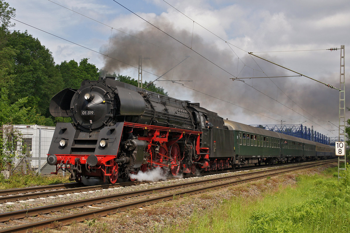 Dampfsonderzug nach Düsseldorf am 25.05.2019 mit Lokomotive 01 519 in Lintorf.