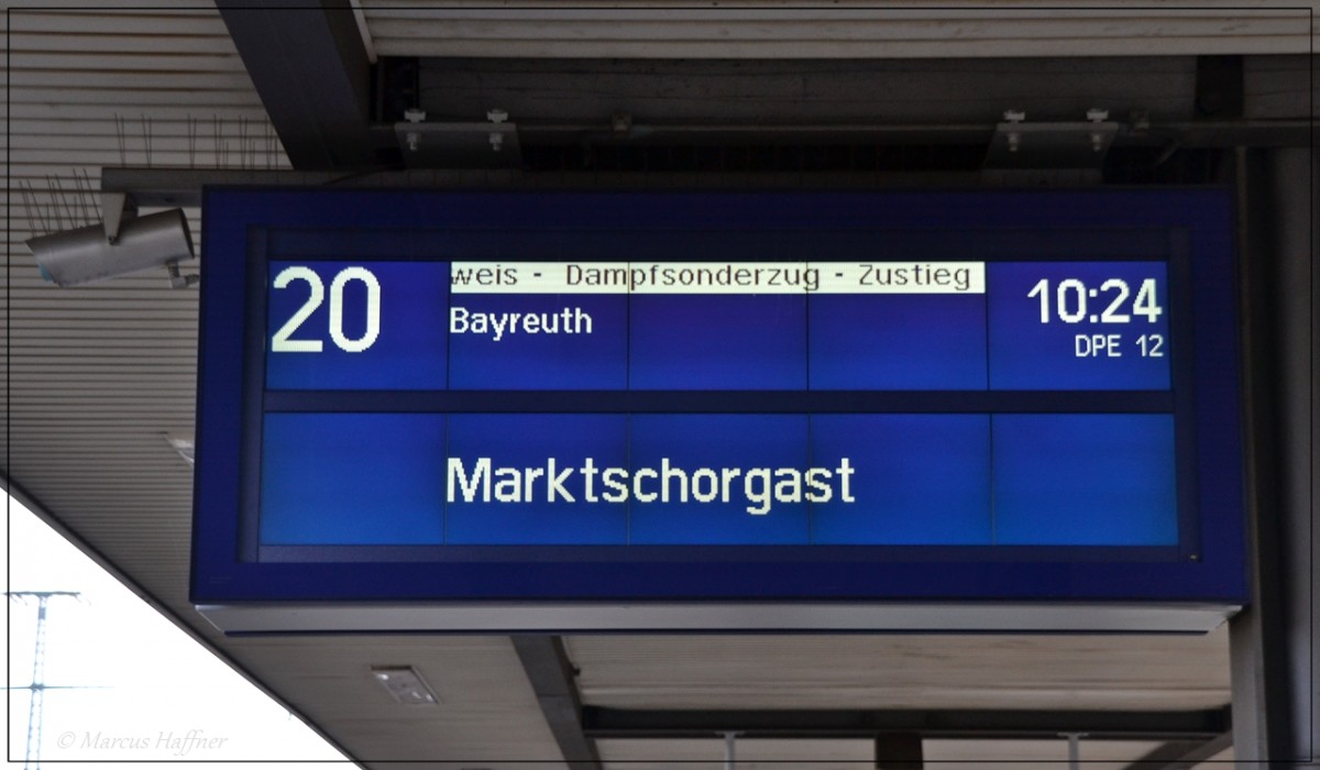 Dampfsonderzug nach Neuenmarkt-Wirsberg bzw. Marktschorgast.
Fotografiert am 8. Februar 2014 im Hbf Nürnberg.