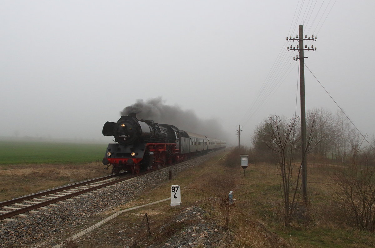 Dampfsonderzug  RotkäppchenExpress  von Neustadt/Orla nach Freyburg hier eingefangen bei Mittelpöllnitz hinter Triptis am 24.03.2019 mit der 41 1144