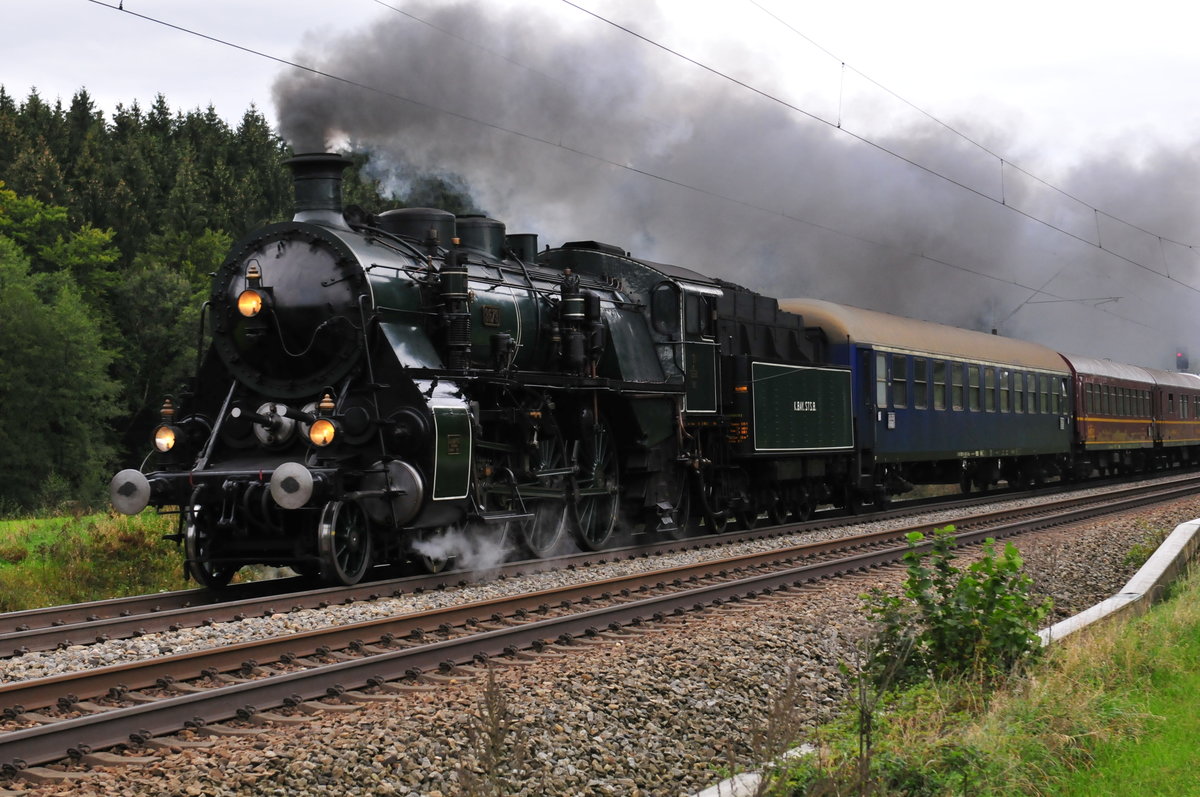 Dampfsonderzug  Stolz der Bayern  des Bayerischen Eisenbahnmuseums Nördlingen mit der 100 Jahre alten Schnellzugdampflok S3/6 3673 auf dem Weg nach Freilassing am 03.10.2018 bei Bergen in Obb.