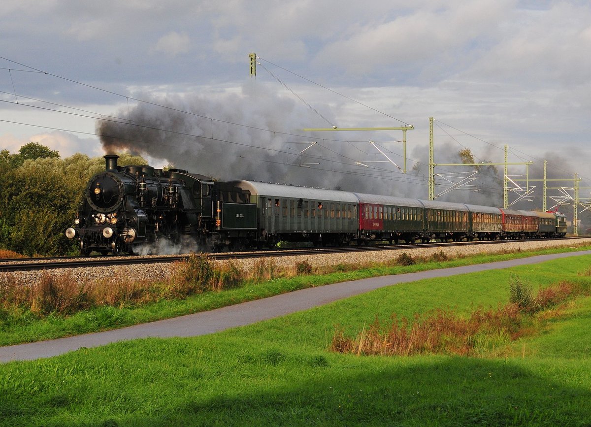 Dampfsonderzug  Stolz der Bayern  des Bayerischen Eisenbahnmuseums Nördlingen mit der 100 Jahre alten Schnellzugdampflok S3/6 3673 auf der Rückfahrt von Freilassing am 03.10.2018 bei Übersee am Chiemsee.