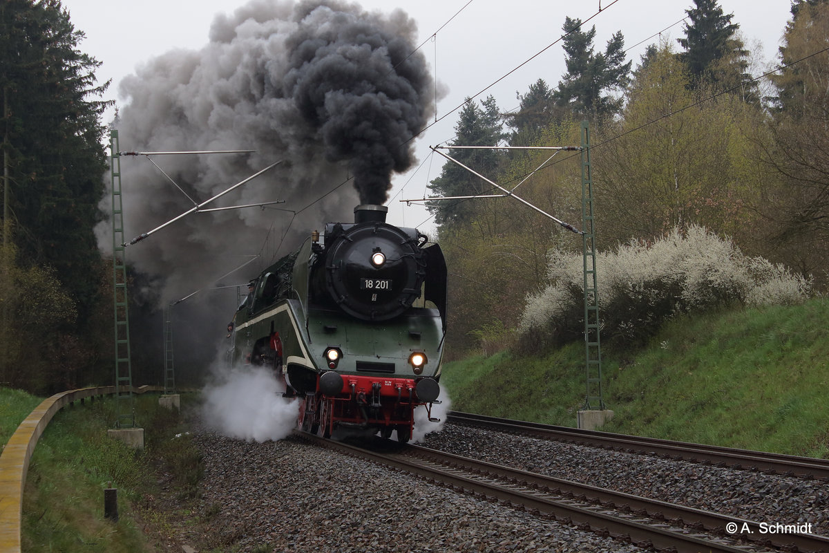 Dampfsonderzug zu den Hof-Plauner Dampftagen 21.-24.04.2016 mit der schnellsten Dampflok der Welt der 18 201 von Reichenbach Hof Hbf. Aufgenommen unter Volldampf am 23.04.2016 kurz nach Abfahrt Plauen.