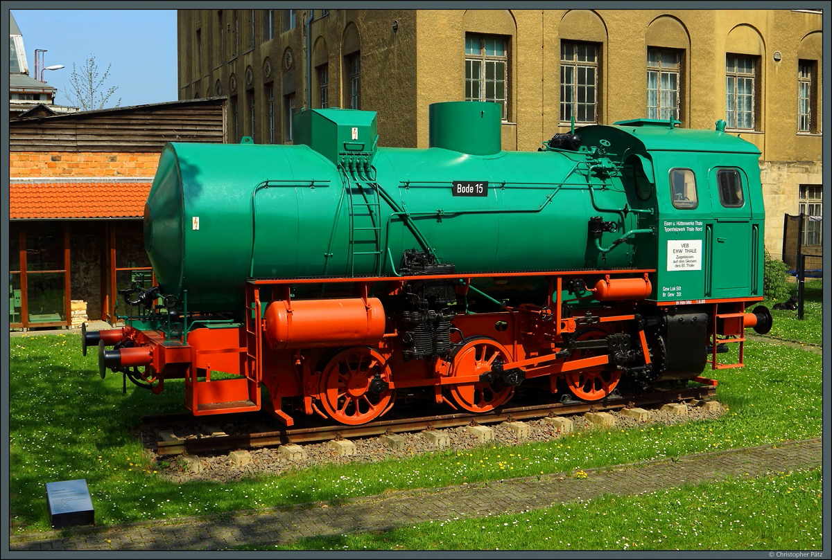 Dampfspeicherlok  Bode 15  der ehemaligen VEB Eisen- und Hüttenwerke Thale steht als Denkmallokomotive vor dem Hüttenmuseum in Thale. (21.04.2018)