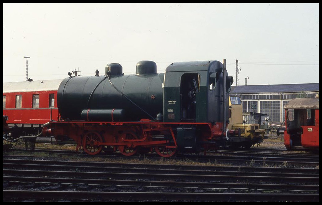 Dampfspeicherlok Krupp Nr. 3777-58, ehemals Lok 2 des Kraftwerk Altbach, steht hier am 2.10.1994 vor dem Lokschuppen der Museumsbahn Hanau e. V.