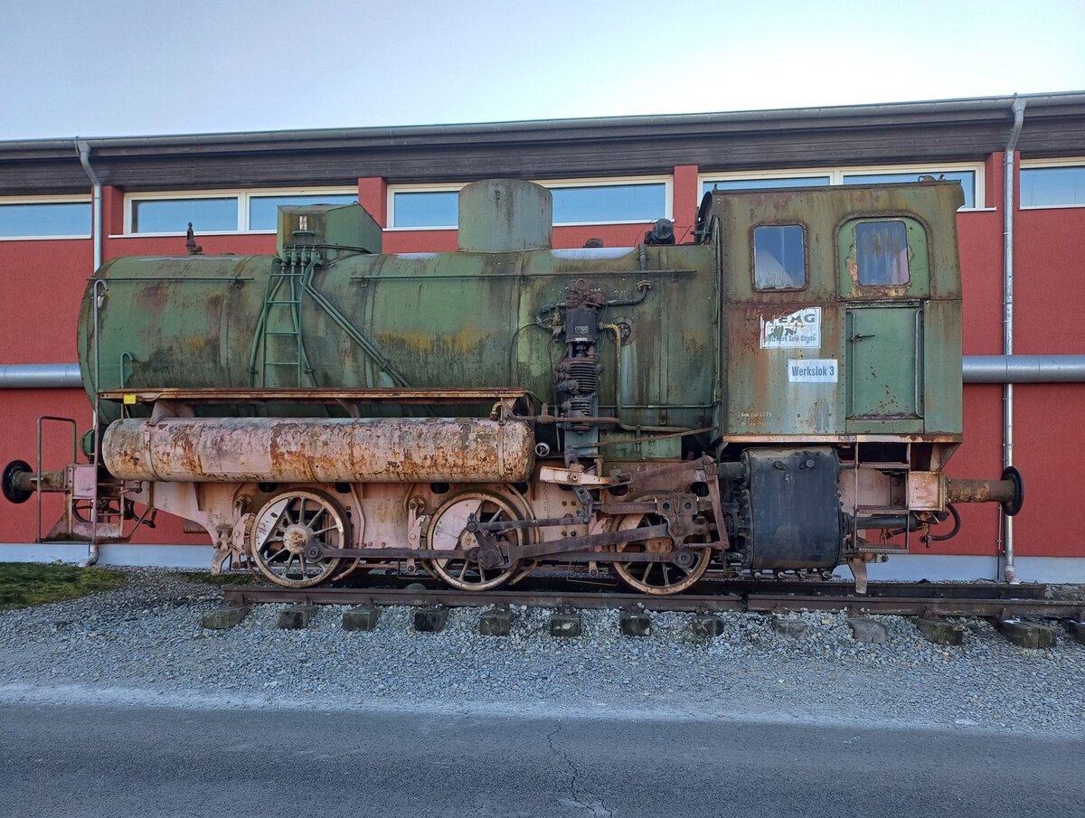 Dampfspeicherlok TEAG Werkslok 3 (LKM 146619) vom ehem. Heizkraftwerk Suhl, am 19.02.2025 vor der Modellbahn in Wiehe.