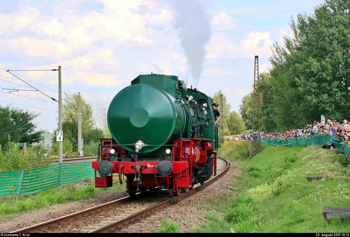 Dampfspeicherlokomotive FLC 03012 des Sächsischen Eisenbahnmuseum Chemnitz-Hilbersdorf e.V. (SEM) zeigt sich den Fotografen bei der Lokparade des 28. Heizhausfests im SEM.
[25.8.2019 | 15:12 Uhr]