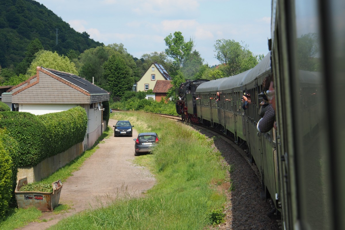 Dampfspektakel 2014 - Gezogen von 01 202 fährt ein Sonderzug auf der Tour  Rund um die Pfalz  gleich in den Bahnhof  Annweiler am Trifels  ein. Die 4 Silberlinge gehören zur Vulkaneifelbahn (VEB) aus Gerolstein.

Annweiler am Trifels, der 31.05.2014