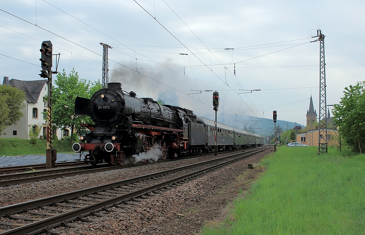 Dampfspektakel Trier: 01 1075 durchfährt am 29.04.2018 mit dem DPE 61962 den Bahnhof Wiltingen (Saar)