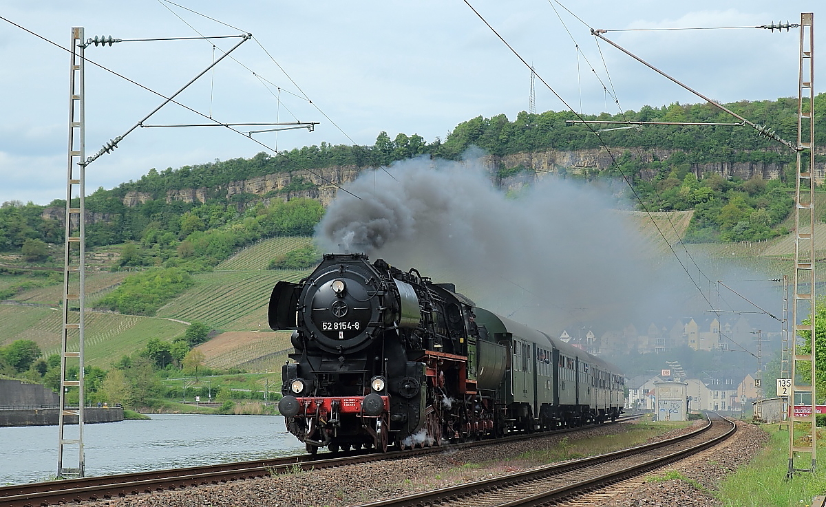Dampfspektakel Trier: An der Mosel entlang durchfährt 52 8154-8 mit dem DPE 61964 von Bullay nach Nennig am 28.04.2018 den Haltepunkt Nittel