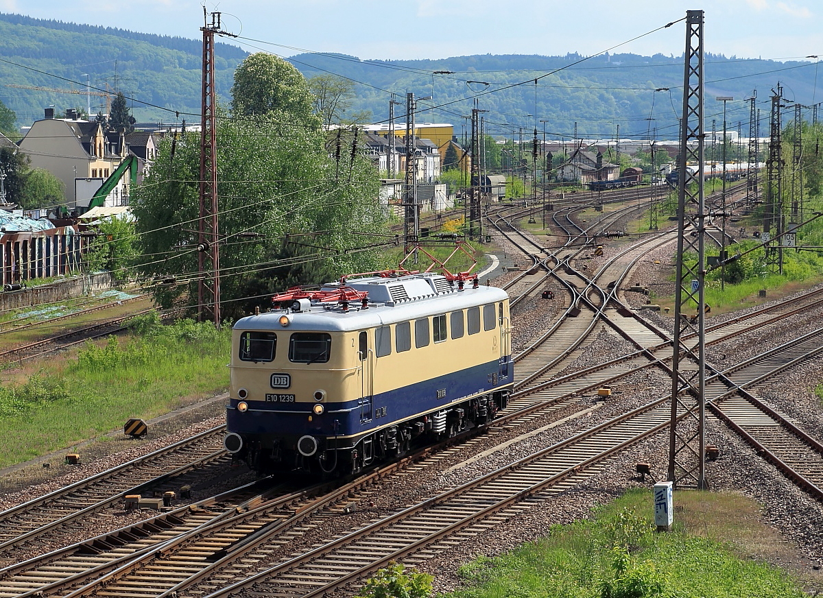 Dampfspektakel Trier: Im Blockabstand folgt E 10 1239 am 01.05.2018 dem DPE 61962 nach Wittlich, den sie als Rückleistung nach Trier übernehmen wird. Hier durchfährt sie den Bahnhof Ehrang.