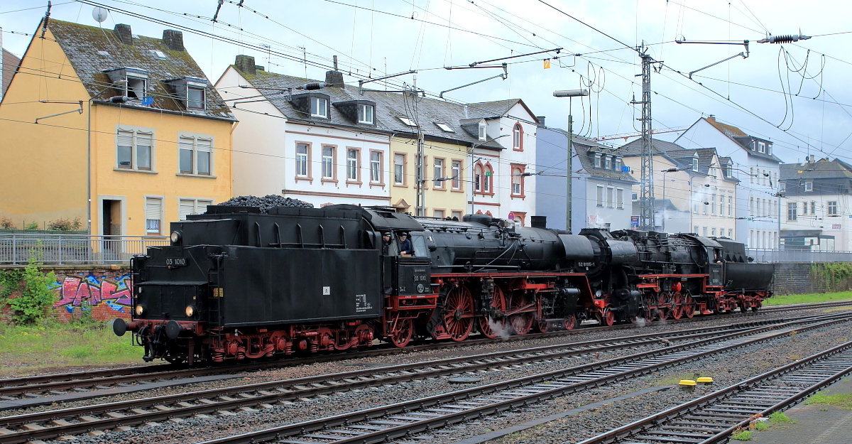 Dampfspektakel Trier: Mit 52 8195-1 im Schlepp durchfährt 03 1010 am 30.04.2018 Trier Hauptbahnhof