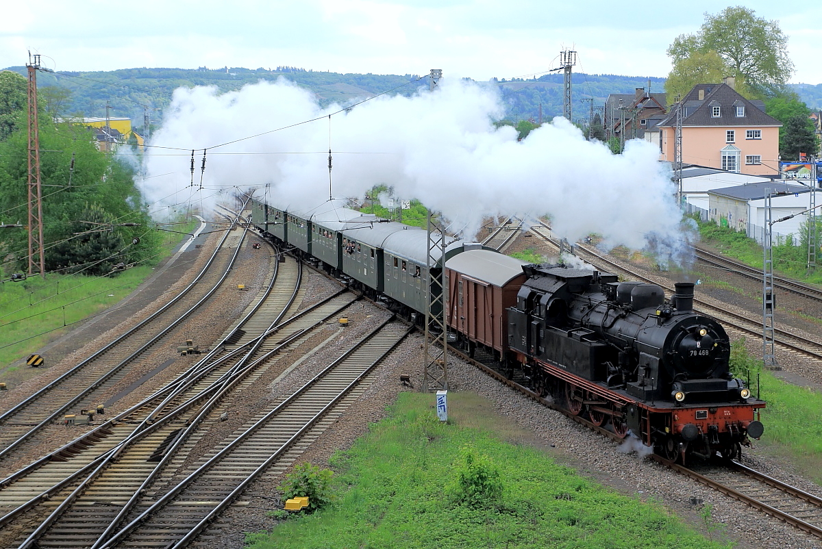 Dampfspektakel Trier: Nach Durchfahren des Rangierbahnhofes Ehrang kreuzt 78 468 mit dem DPE 61940 von Trier nach Gerolstein am 01.05.2018 die Strecke Trier-Koblenz