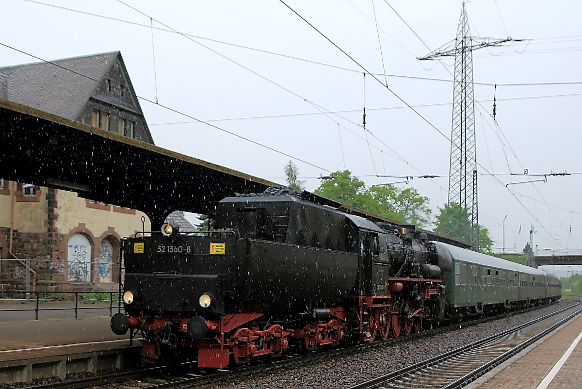 Dampfspektakel Trier: Regentropfen, die auf den Tender klopfen... Mit dem DPE 61966 Wittlich-Wellen fährt 52 1360-8 am 28.04.2018 in den Bahnhof Karthaus ein.