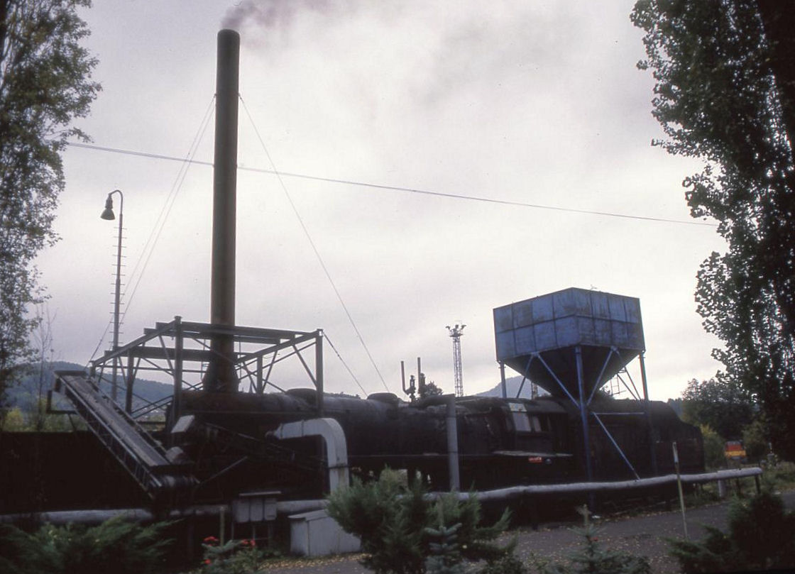 Dampfspender K 762 der CSD war bei meinem Besuch am 7.10.1992 im Depot Decin angeheizt. Es handelt sich dabei um eine ehemalige Dampflok der Baureihe 556, deren Nummer ich nur als Dampfspender, siehe oben, feststellen konnte.
