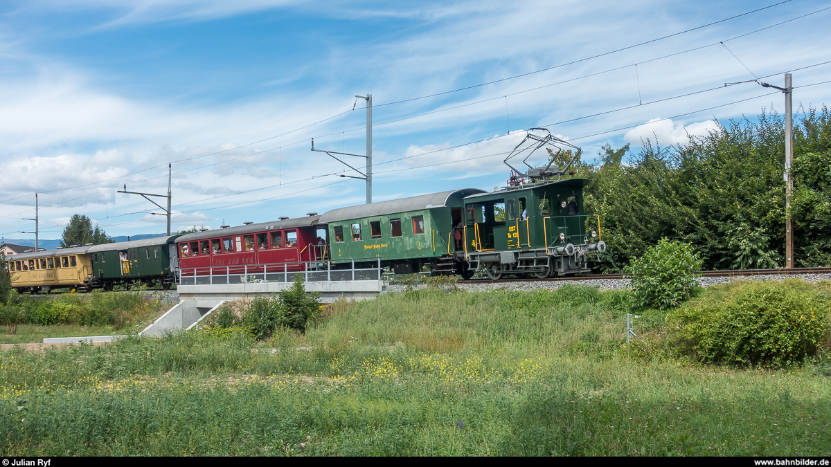 Dampftag Lyss am 11. August 2018: Der aufgrund der grossen Trockenheit zum Einsatz gekommene EBT Te 155 mit dem Dampfzug Aarberg - Lyss auf der Brücke über den Lyssbach.